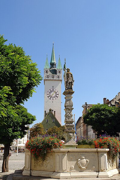 Tiburtiusbrunnen mit Stadtturm