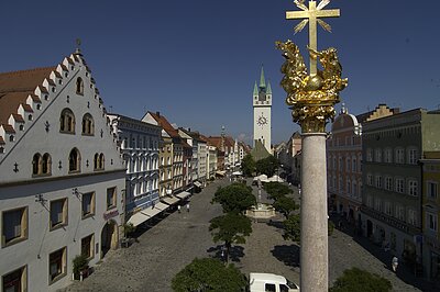 Theresienplatz mit Stadtturm